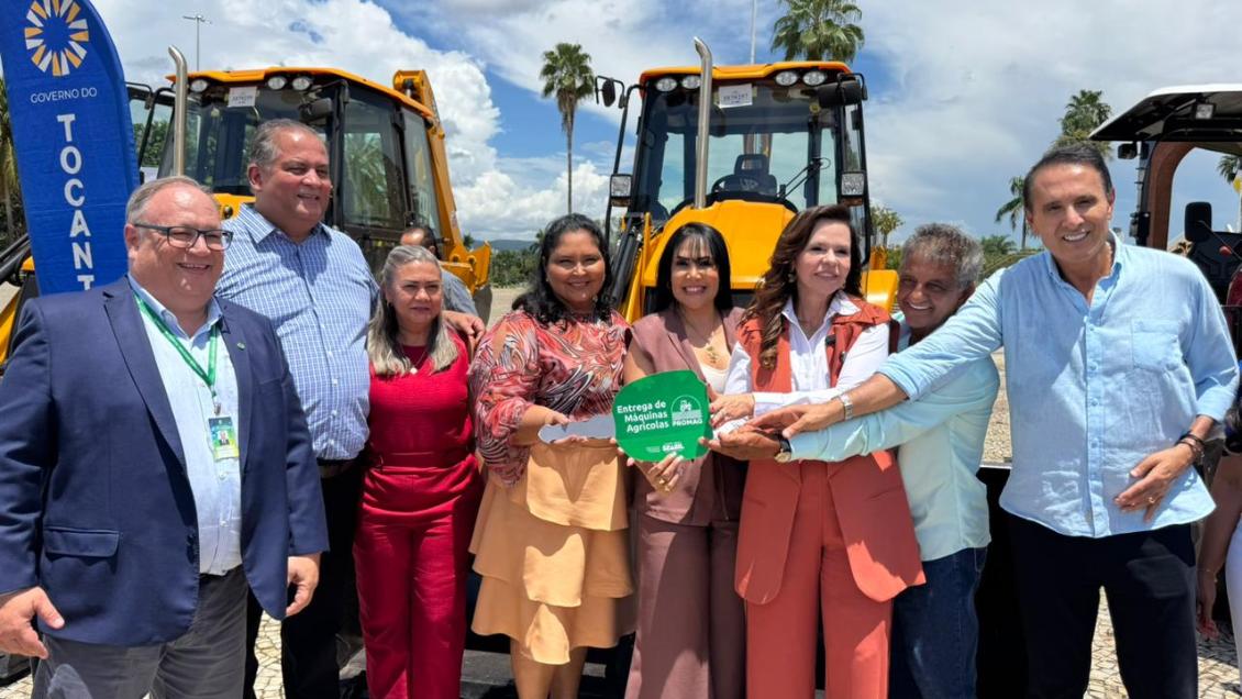 Janad Valcari entrega retroescavadeira ao município de Nova Olinda