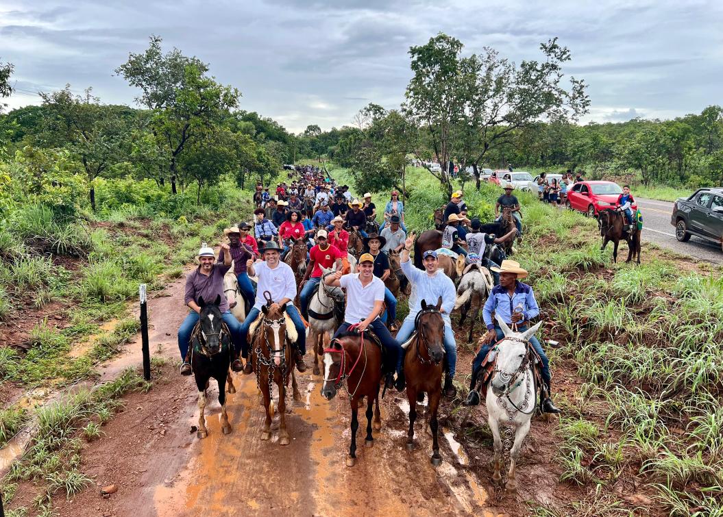 Deputado Wiston Gomes ao lado de lideranças e participantes da tropeada