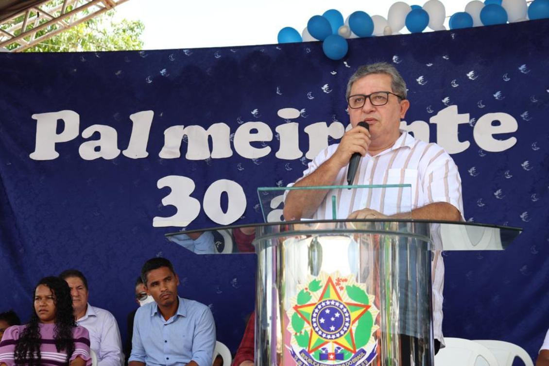 Jair Farias fala à população durante comemoração de 30 anos de  Palmeirante