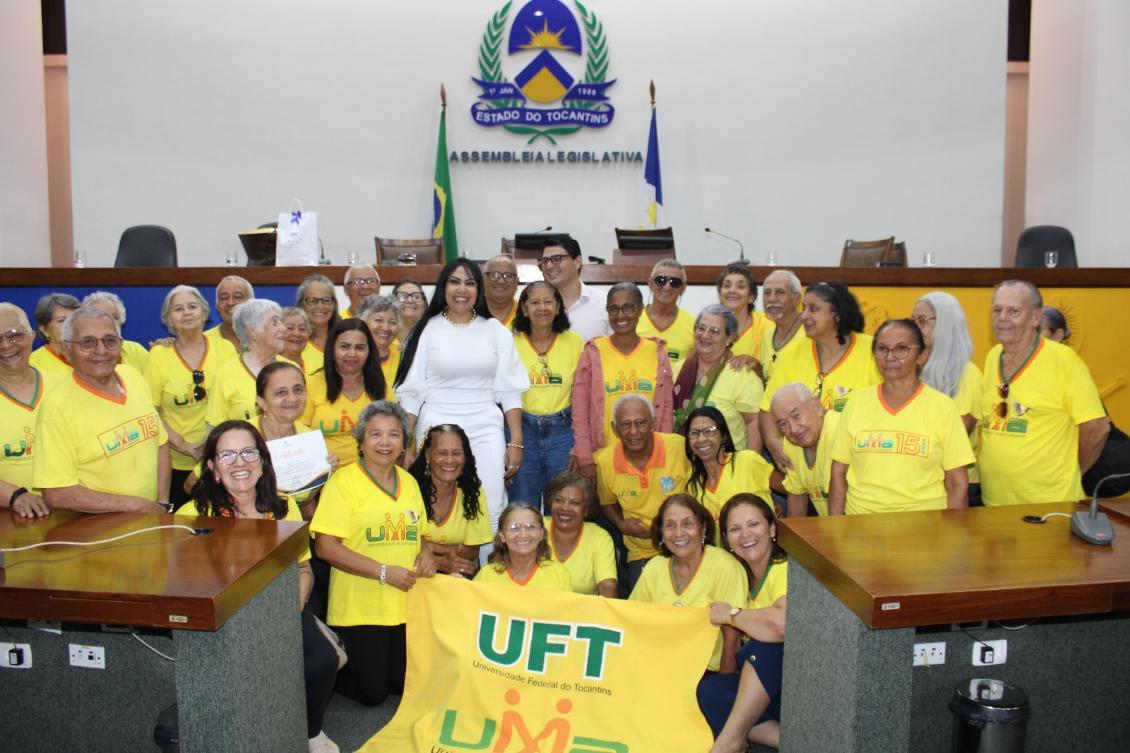 Deputada Professora Janad Valcari com alunos da UMA na Aleto Deputada Professora Janad Valcari com alunos da UMA na Aleto