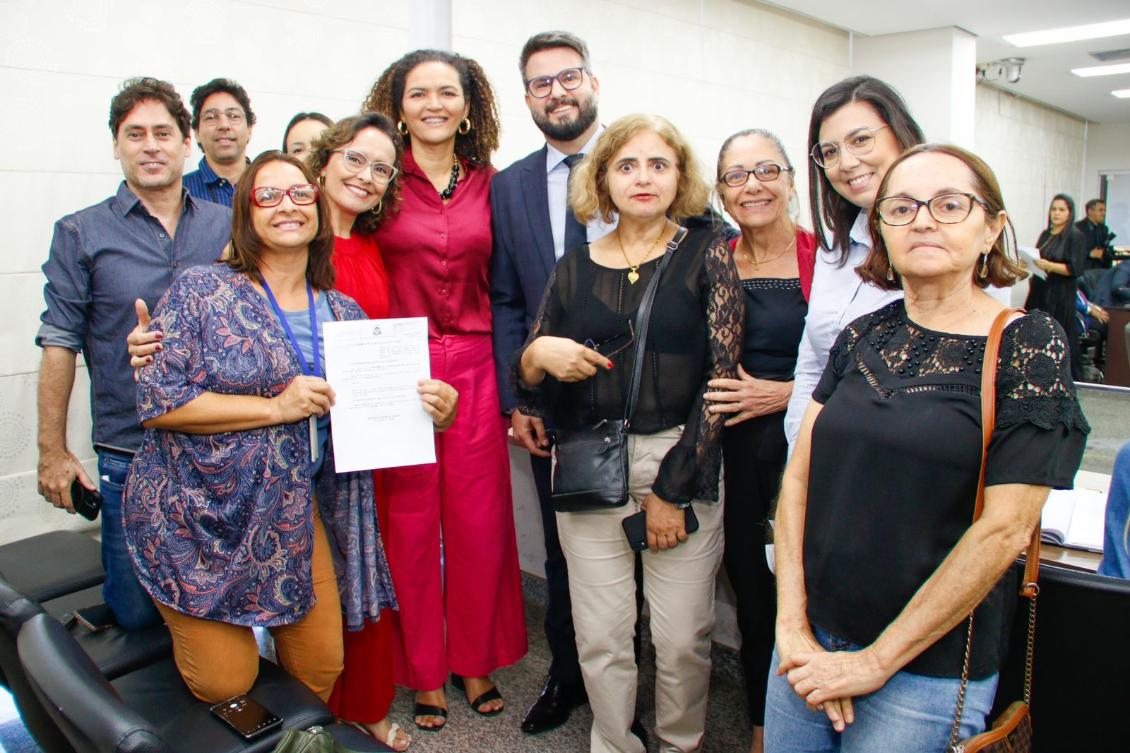 Jornalistas comemoram aprovação com o relator do Projeto de Lei