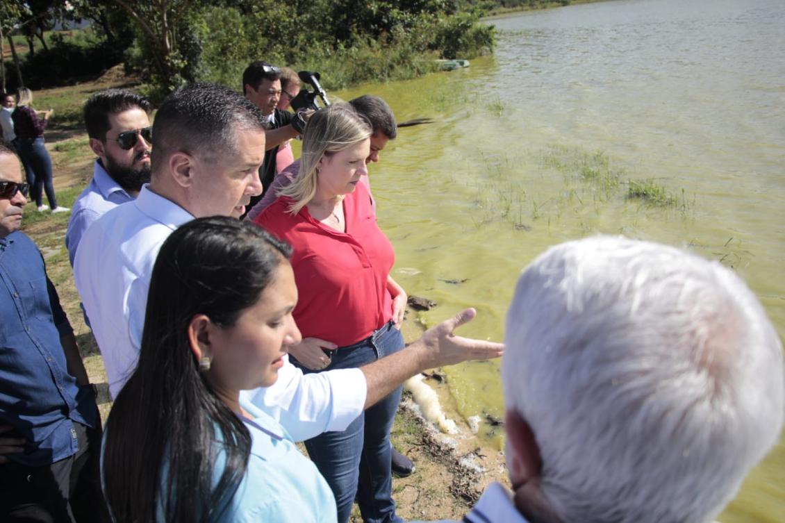 Visita dos deputados ao lago