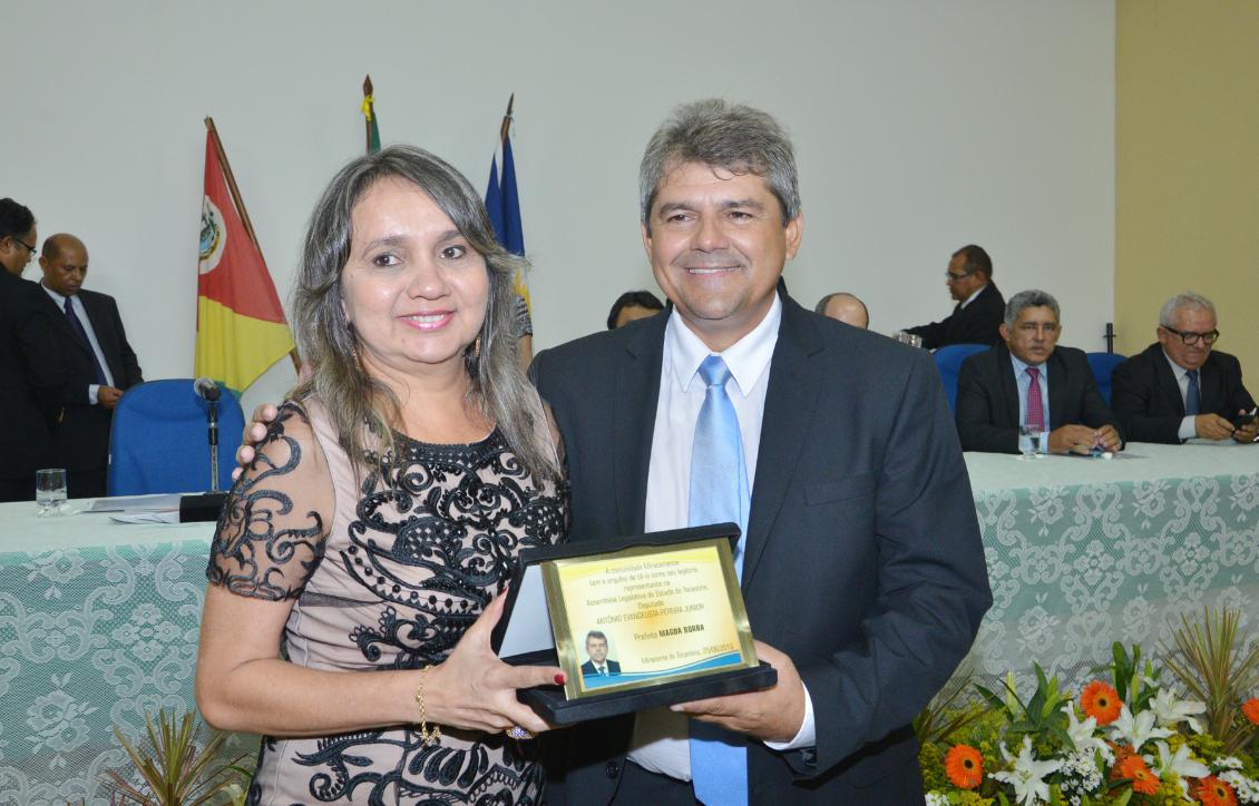 Deputado Júnior Evangelista homenageia Miracema e seus administradores
