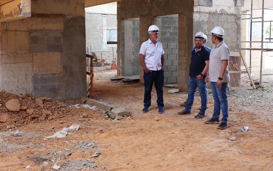 Amélio constatou a evolução da parte estrutural e o cumprimento das etapas concluídas do prédio Amélio constatou a evolução da parte estrutural e o cumprimento das etapas concluídas do prédio