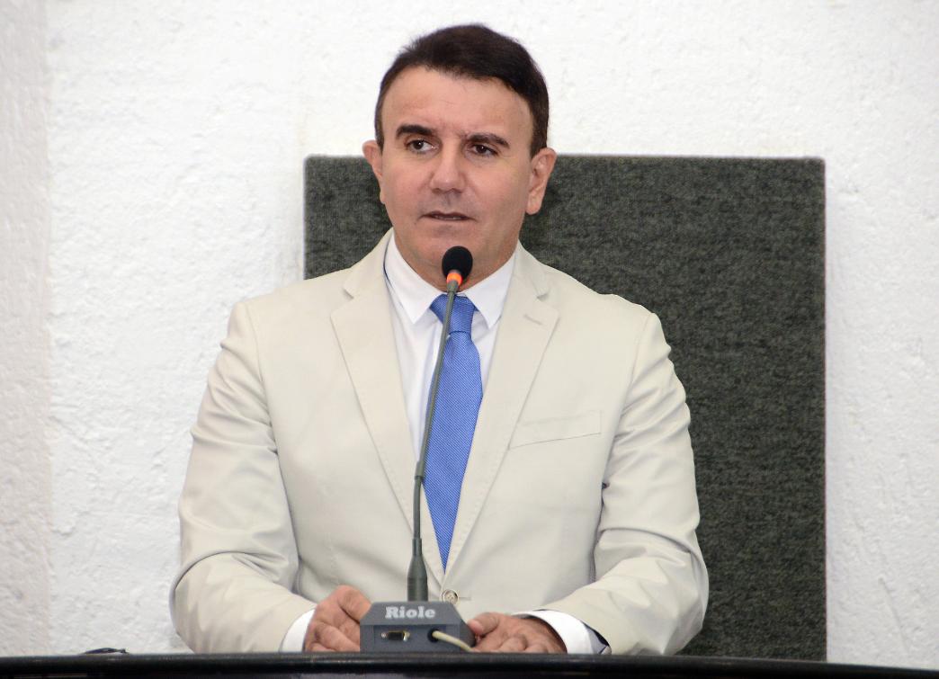 Eduardo Siqueira pede negociação entre Governo do Estado e Professores em greve