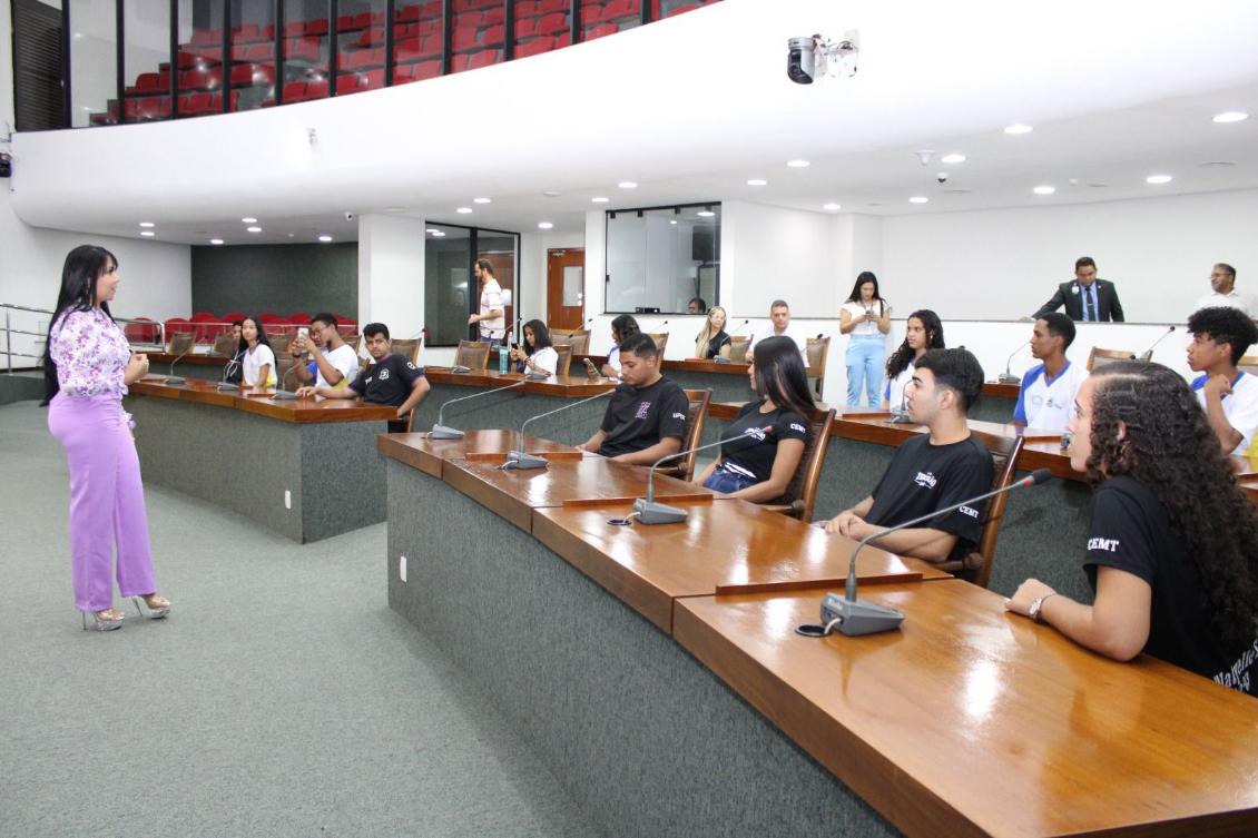 Janad Valcari no parlamento estadual com os alunos