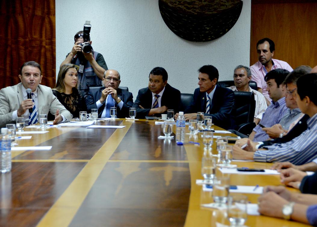 Empresários e deputados em busca de solução para equilibrar as contas do Estado