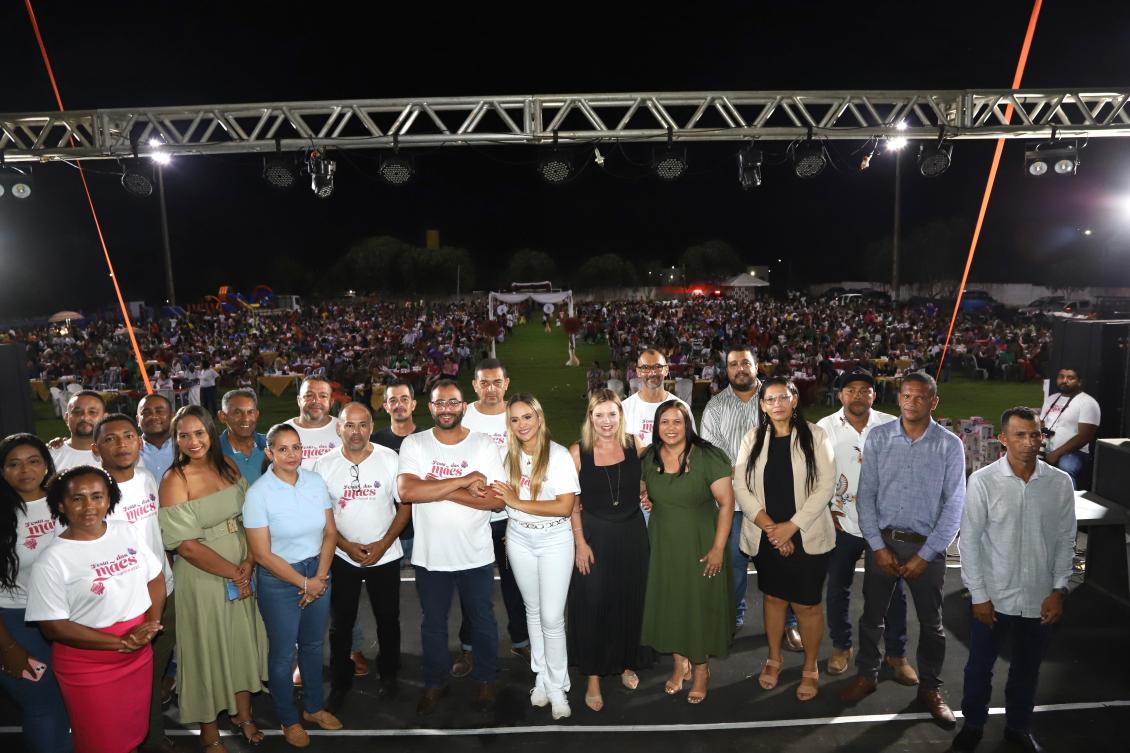 Claudia Lelis participa de festa do dias das mães em Paranã Claudia Lelis participa de festa do dias das mães em Paranã