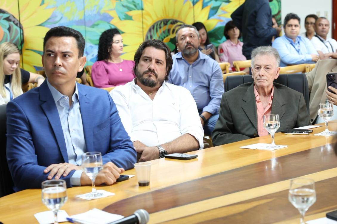 O encontro marcou mais uma etapa do diálogo entre o poder legislativo e os segmentos produtivos O encontro marcou mais uma etapa do diálogo entre o poder legislativo e os segmentos produtivos