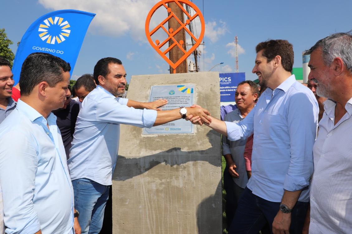 Olyntho e o governador Wanderlei Barbosa se cumprimentam durante entrega de melhorias no Daiara