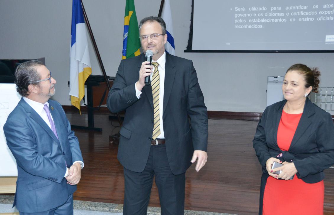 Biondo (à esquerda), Armando (ao centro) e Maria de Jesus Silva, diretora da Escola do Legislativo