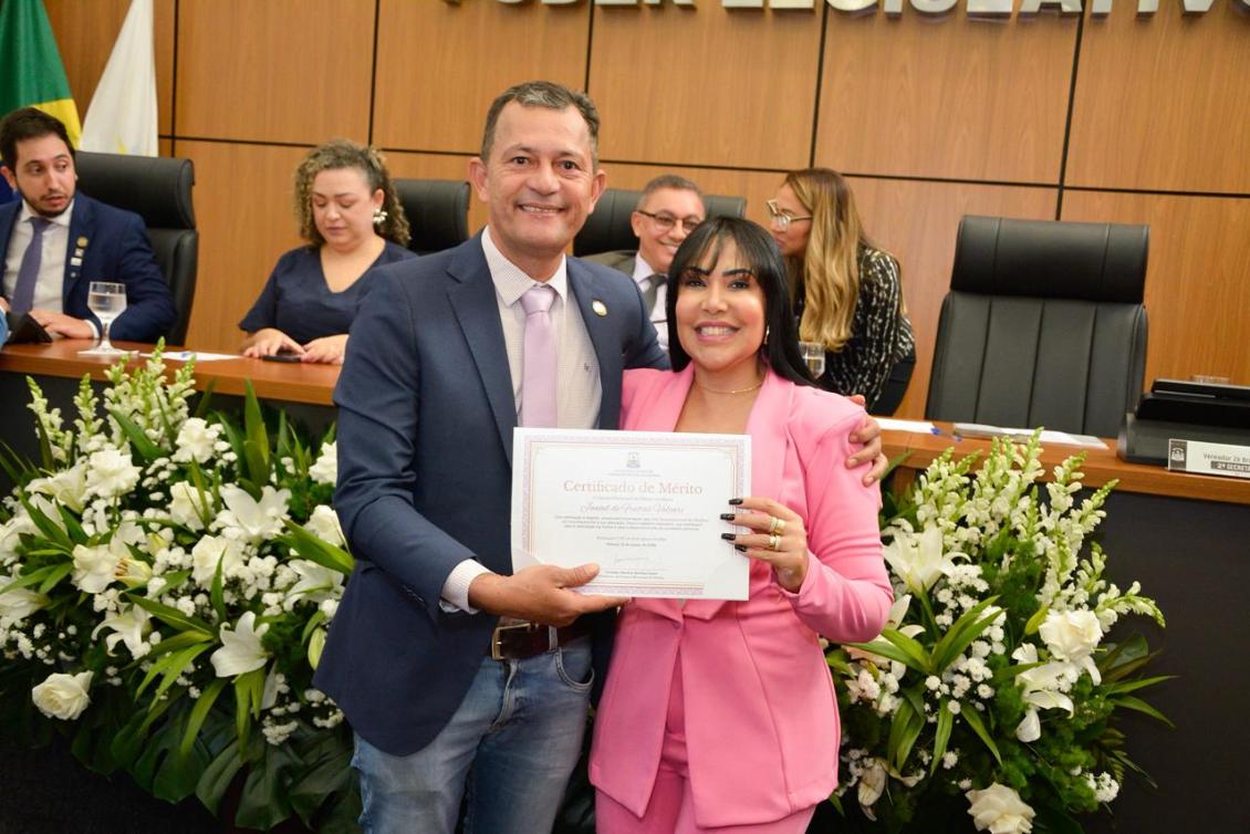 Janad Valcari recebe homenagem do vereador Zé Branquim em sessão especial na Câmara de Palmas 