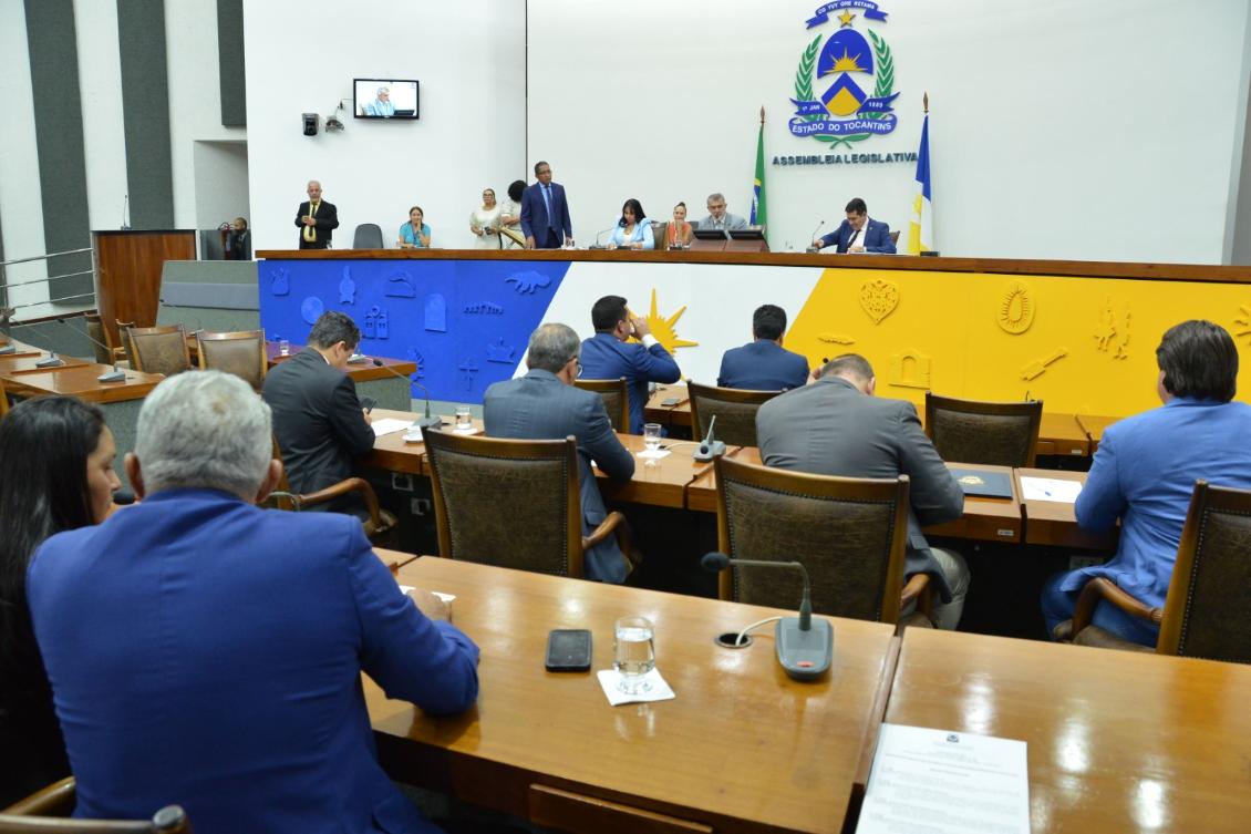 Durante a sessão também foram aprovados dezenas de requerimentos parlamentares.