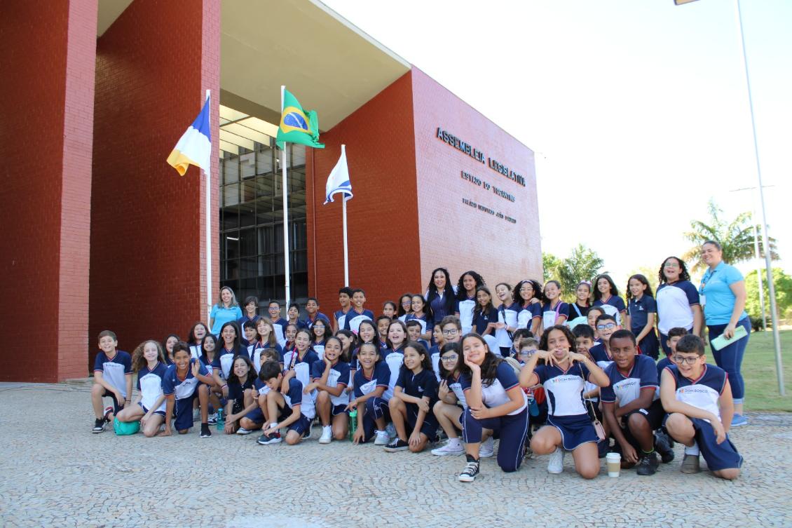 Janad Valcari com alunos na frente da Aleto