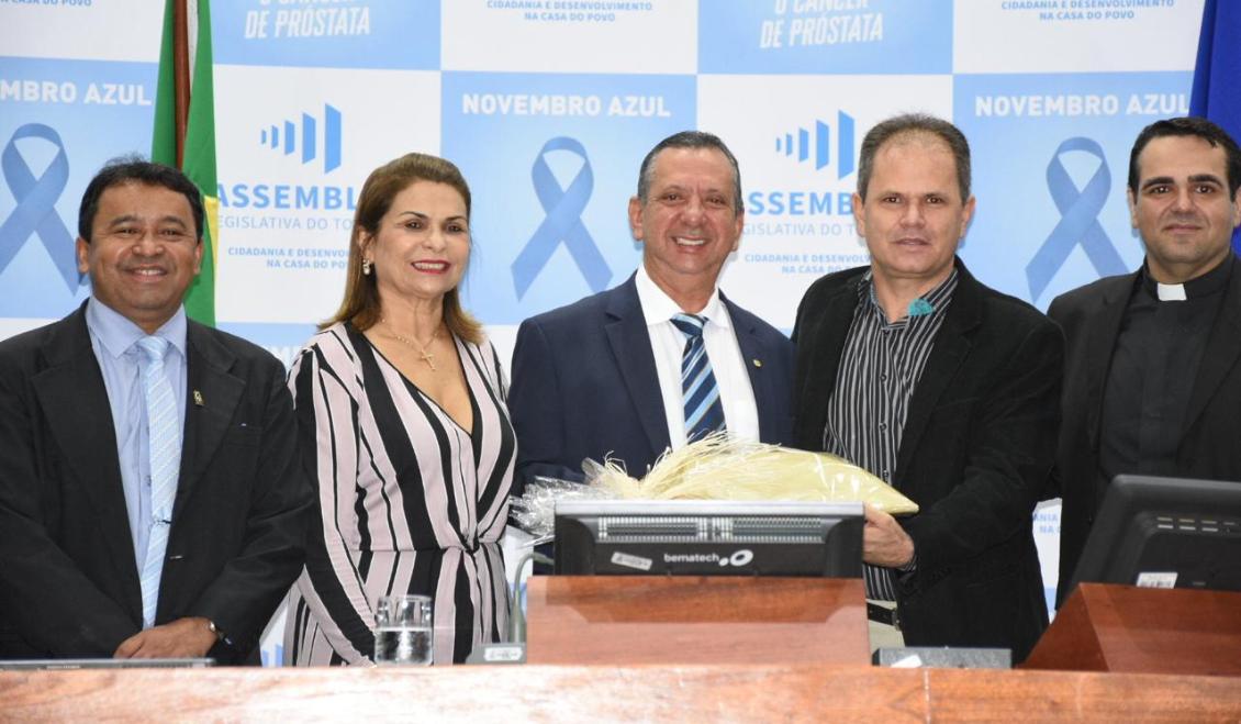 Presidente AL posa para foto durante homenagem aos 50 anos da RCC Presidente AL posa para foto durante homenagem aos 50 anos da RCC