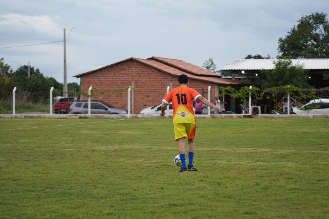 Recursos serão investidos na construção de campos de futebol.