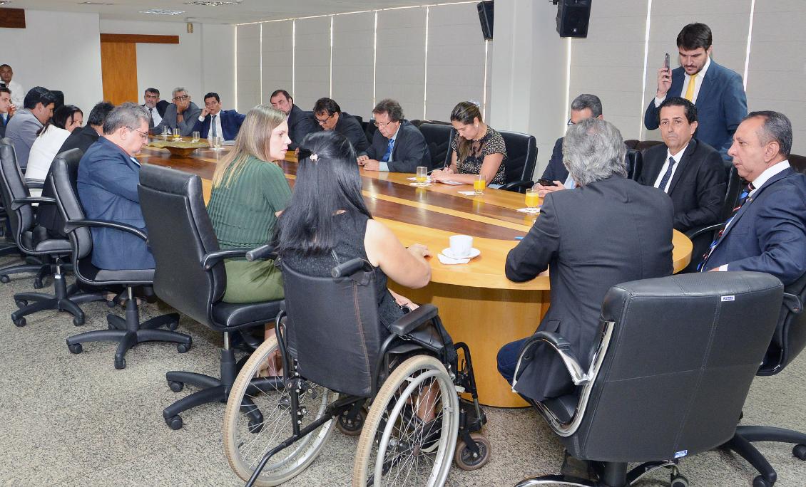 Documento foi assinado em reunião entre deputados e representantes do MP