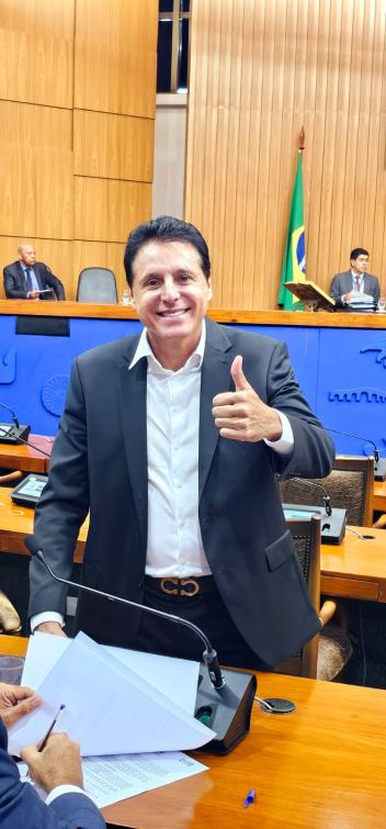 No plenário, Nilton Franco apresenta projeto que homenageia o ex-governador Moisés Avelino.