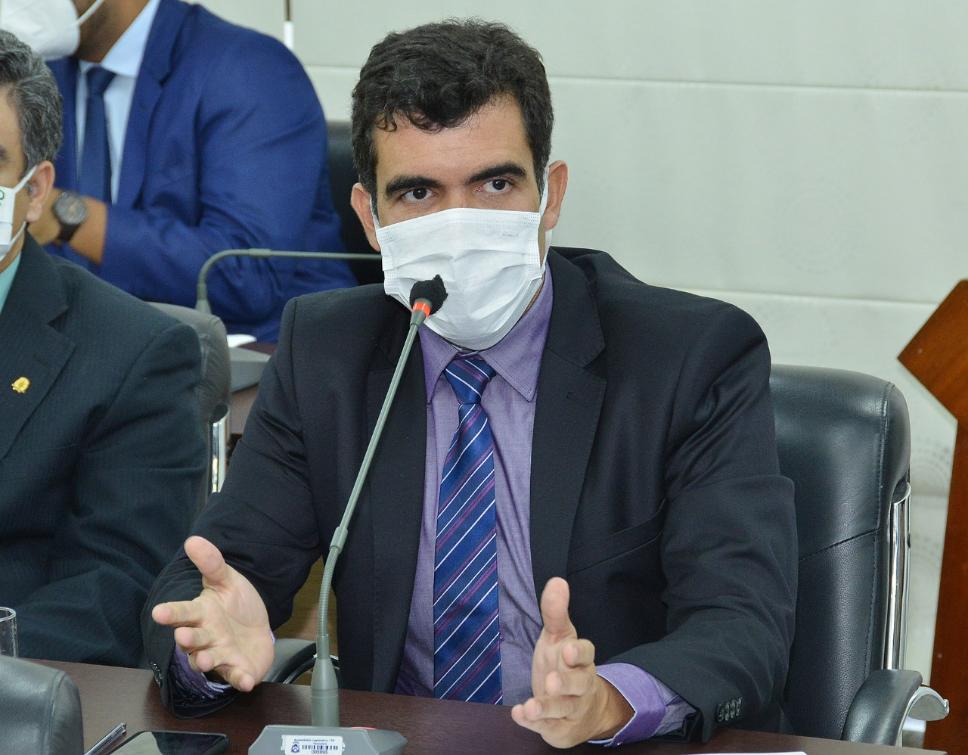 Ayres apresenta seus questionamentos ao secretário da Saúde, Edgar Tolini Ayres apresenta seus questionamentos ao secretário da Saúde, Edgar Tolini