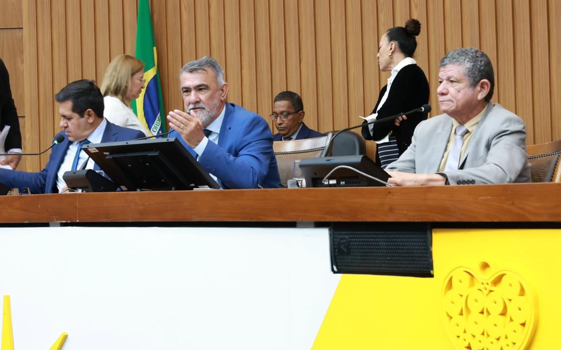 Membros da Mesa assinaram o projeto de resolução Membros da Mesa assinaram o projeto de resolução