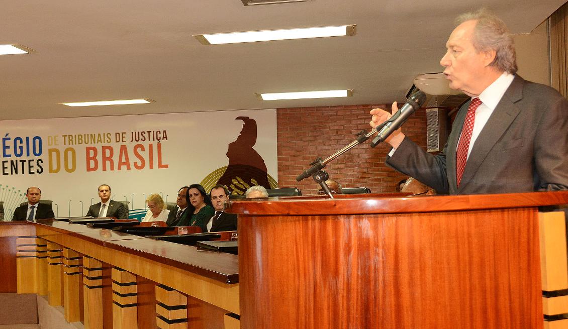 Sandoval recebe homenagem no Tribunal de Justiça