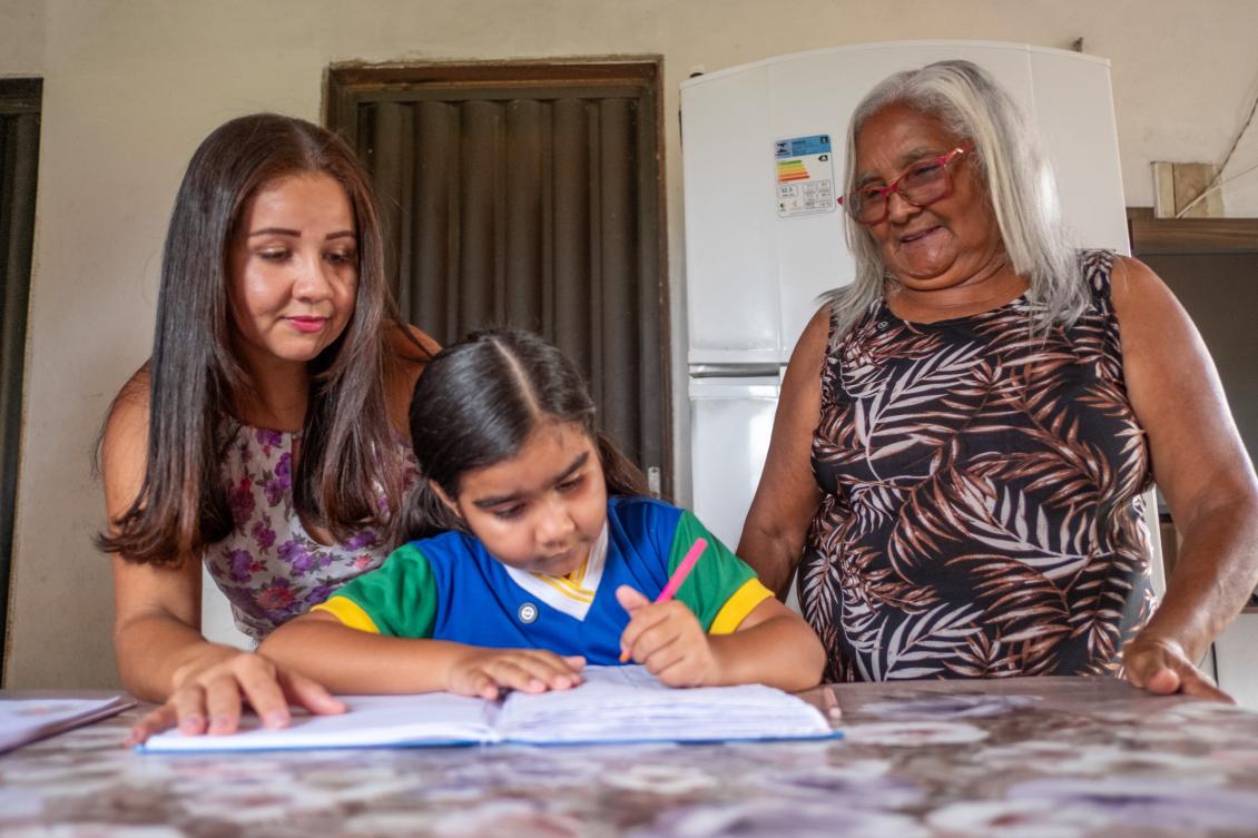 Larissa ama fazer as tarefas de casa e nesse ano pode estudar com um novo uniforme
