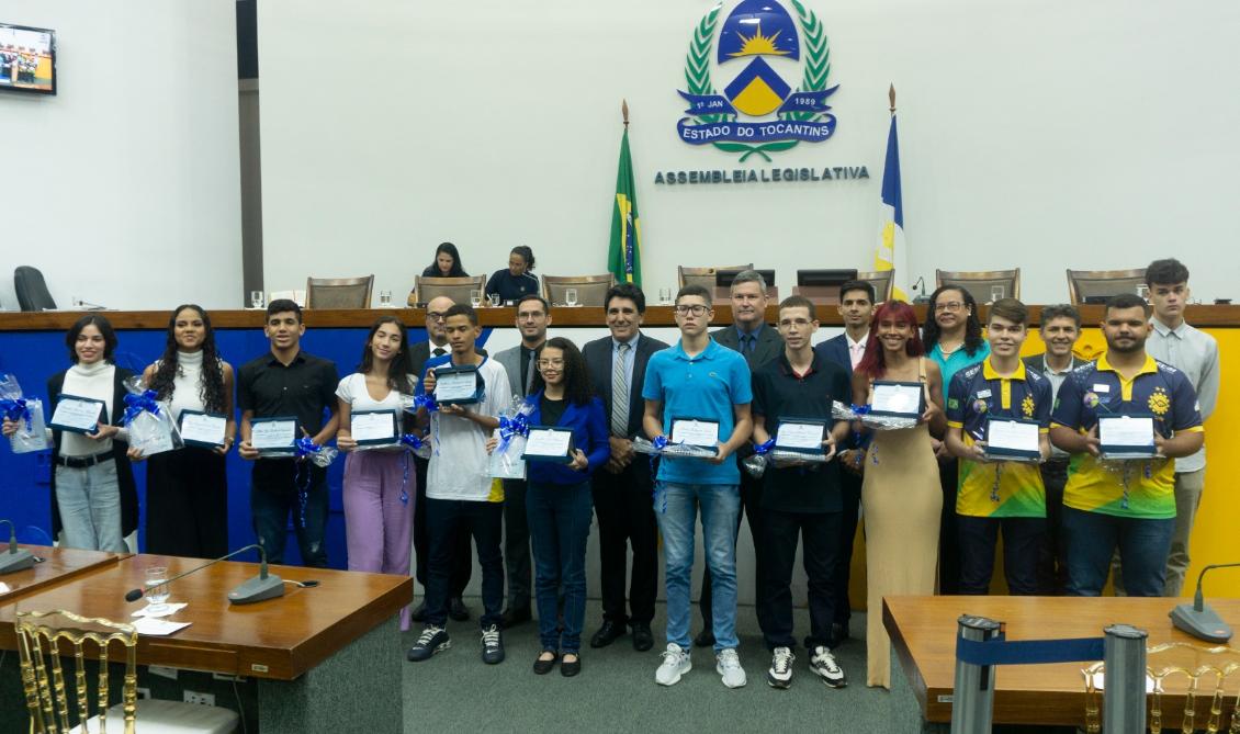 Professor Júnior Geo, autoridades e estudantes destaques.