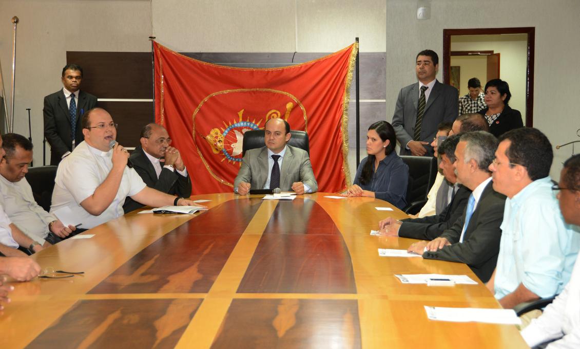 Deputados e Servidores da Assembleia Legislativa recebem Arcebispo em Visita Pastoral