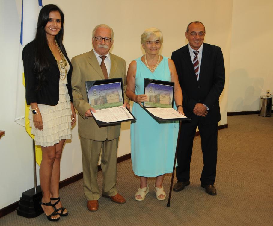 Dr. Eduardo e Drª Heloísa Manzano Recebem  Titulo