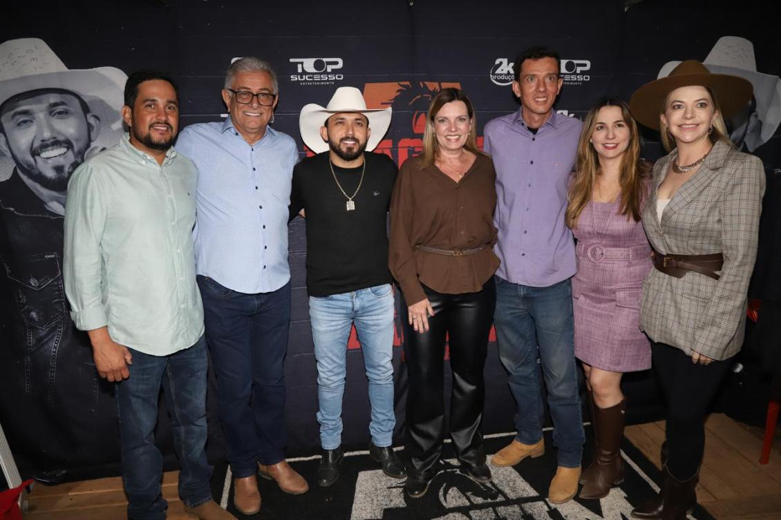 Claudia Lelis e autoridades durante Exposição  em Natividade 