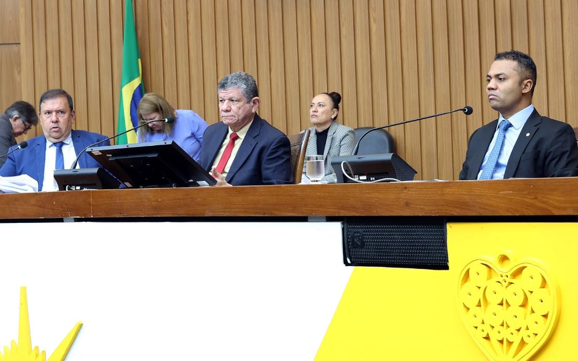 Mesa Diretora conduziu os trabalhos na sessão matutina Mesa Diretora conduziu os trabalhos na sessão matutina