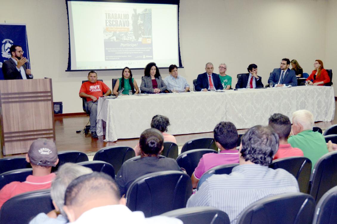 Na reunião, todos os presentes manifestaram sua oposição à mudança.