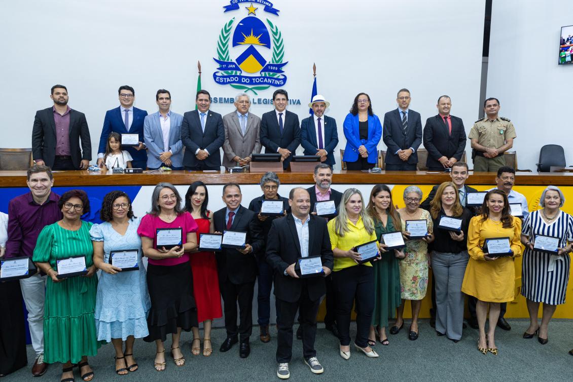 Sessão solene homenageia professores em comemoração ao Dia do Professor.