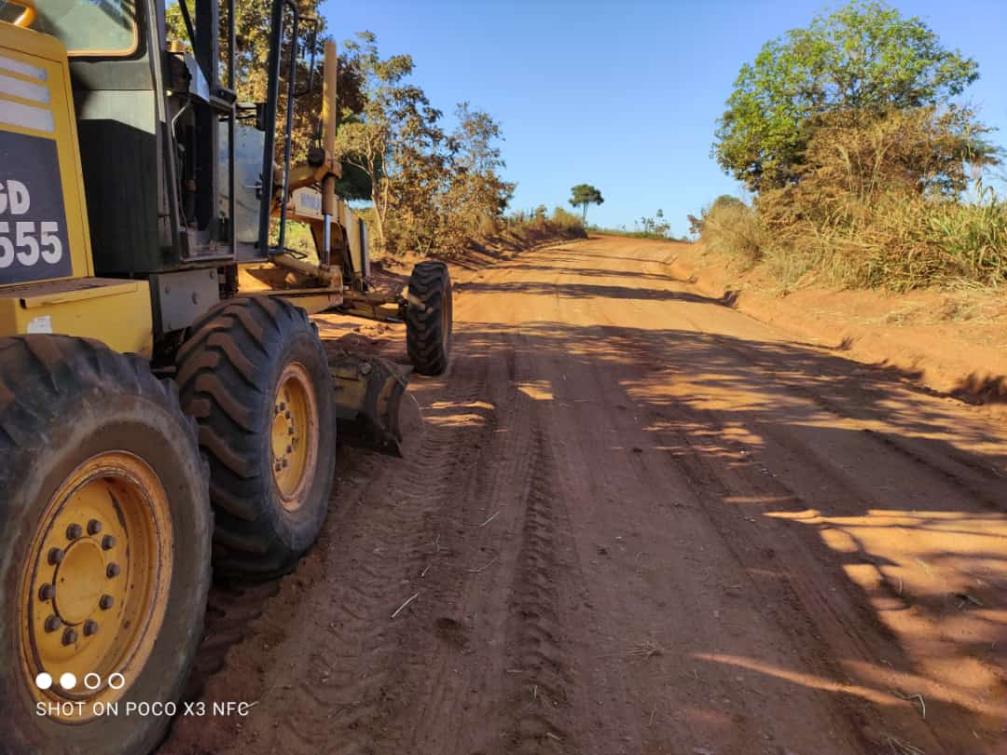 Maquinários na Rodovia TO-446, entre os municípios de Miranorte e Abreulândia Maquinários na Rodovia TO-446, entre os municípios de Miranorte e Abreulândia