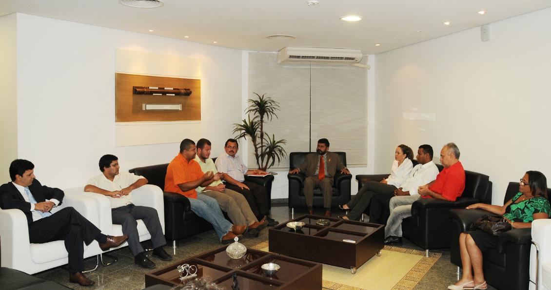 Encontro de deputados e membros do Sintet Encontro de deputados e membros do Sintet