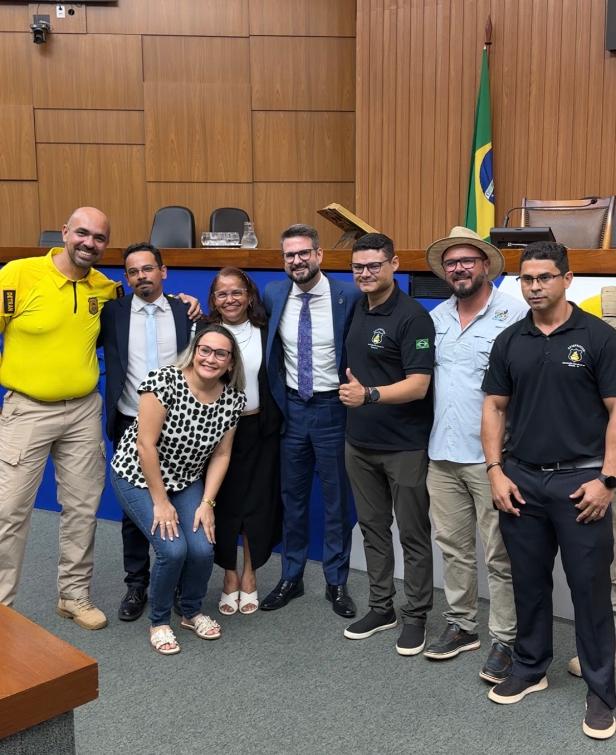 Mantoan comemorando a conquista com os servidores