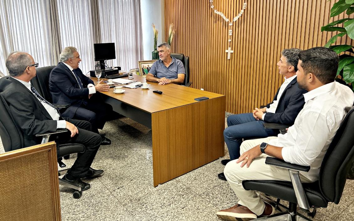 Durante a visita, Laurez Moreira apresentou gestores que farão a interlocução com o Legislativo Durante a visita, Laurez Moreira apresentou gestores que farão a interlocução com o Legislativo