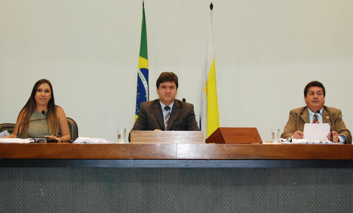Mesa Diretora durante sessão desta terça-feira,3