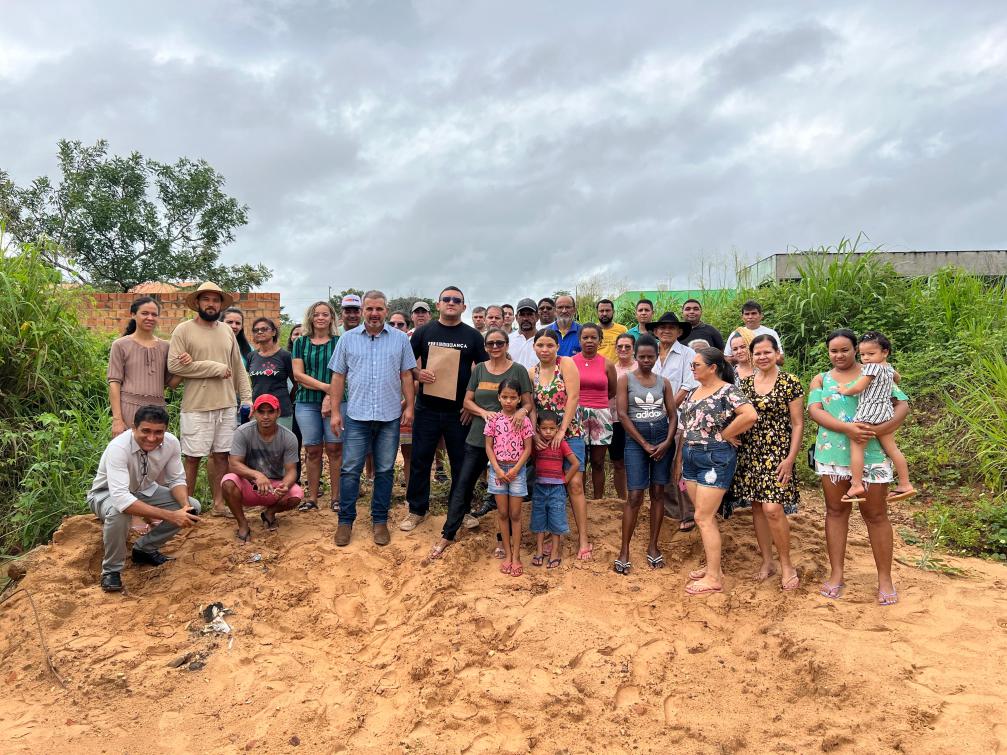 Deputado Wiston Gomes junto aos moradores do setor 