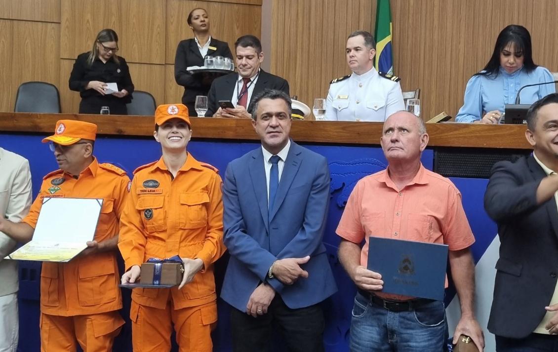 Luciano Oliveira homenageia profissionais do Corpo de Bombeiros em sessão solene na Aleto Luciano Oliveira homenageia profissionais do Corpo de Bombeiros em sessão solene na Aleto