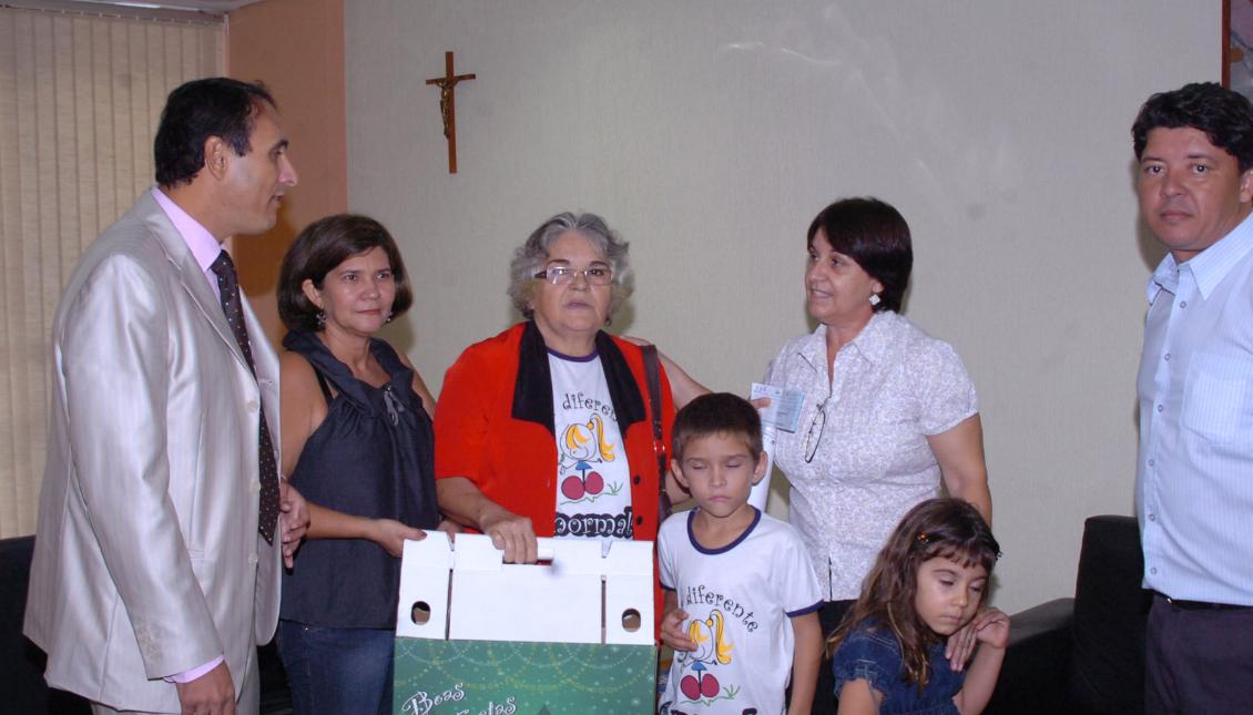 Presidente entrega cheque a representantes da APAE
