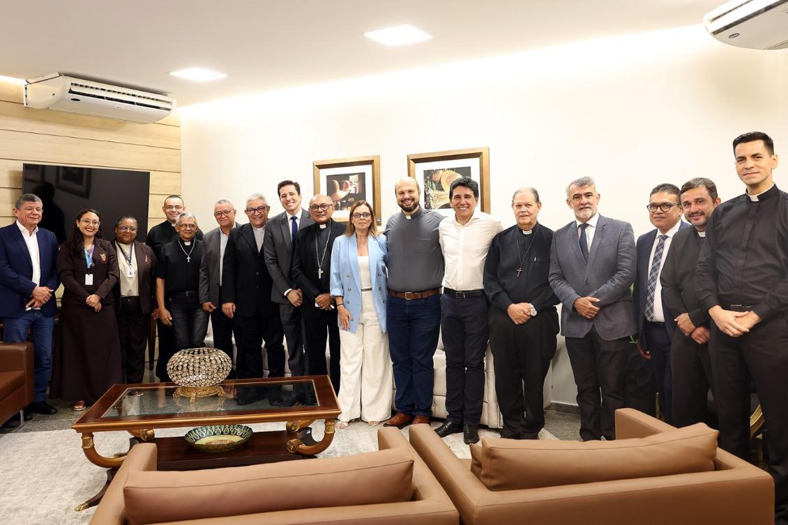 Antes da sessão, o arcebispo reuniu-se com os deputados na Presidência