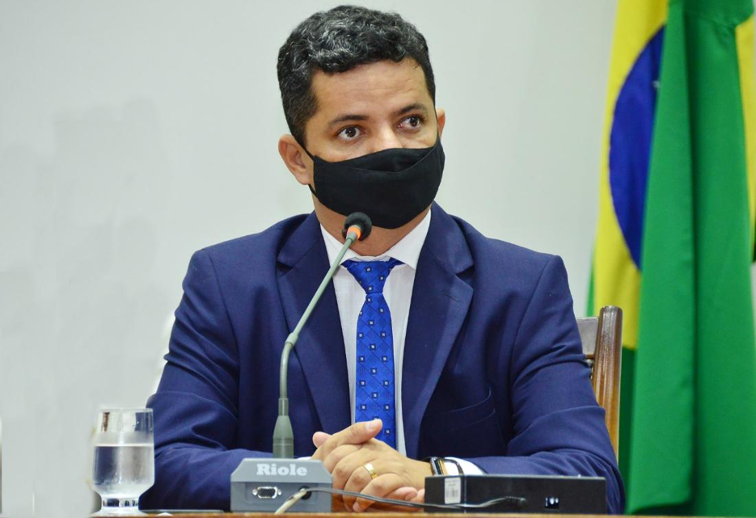 O deputado lembrou da contribuição de Dr. Sinésio Neto para o nosso estado.