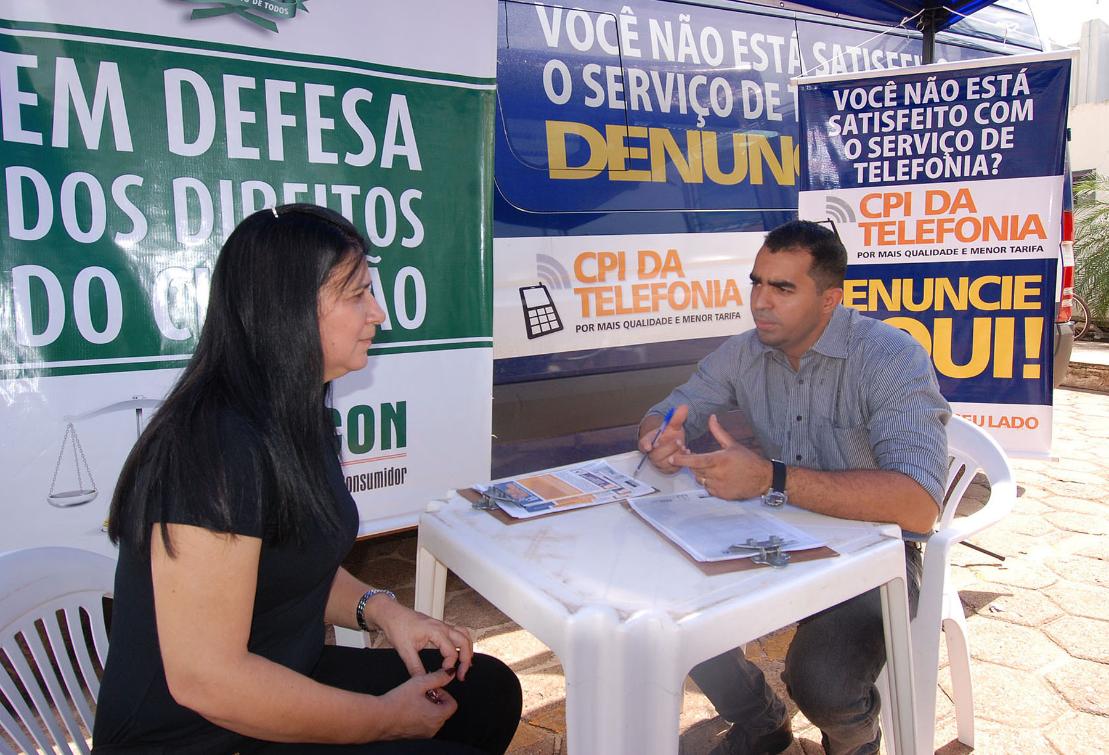 Sandoval participa de coleta de reclamações