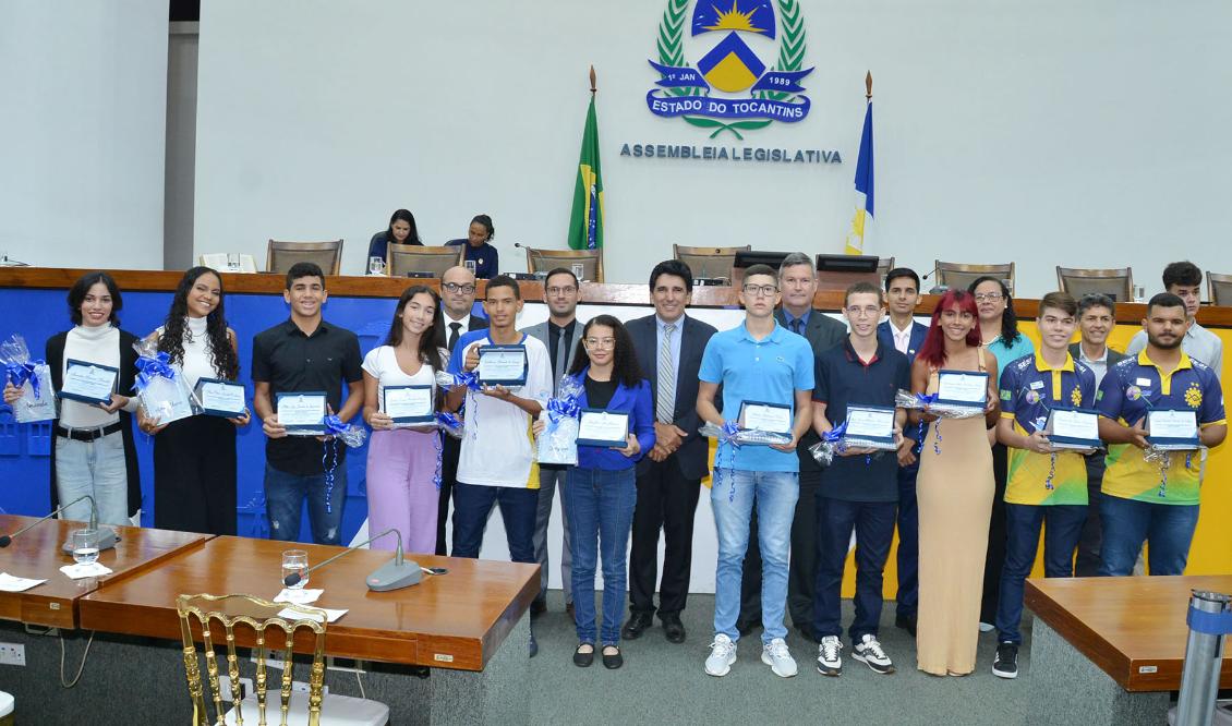 Sessão homenageou 11 jovens que se destacaram em olimpíadas e competições estudantis