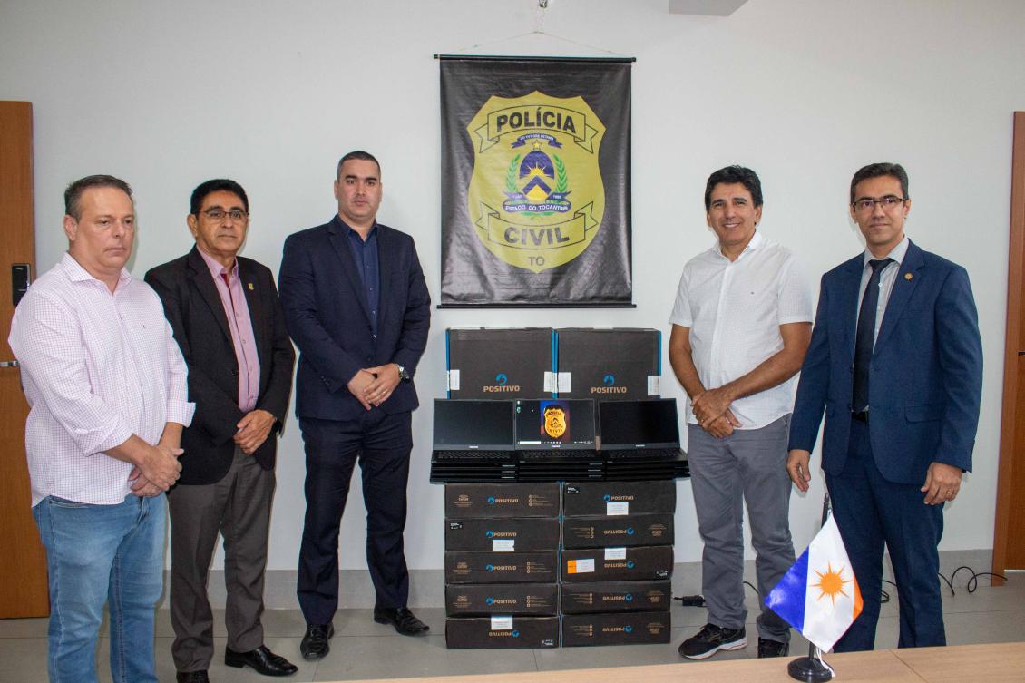 Deputado realiza entrega de computadores para a Polícia Civil