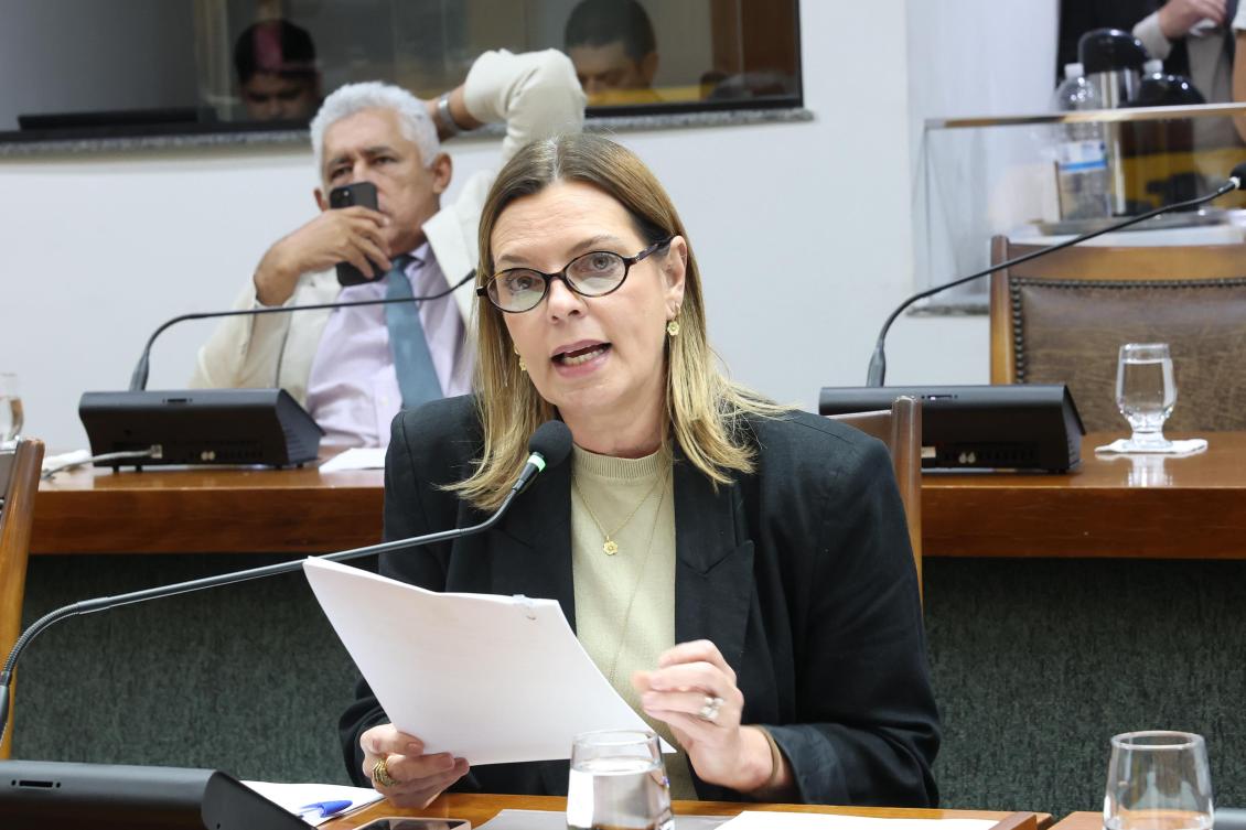 Claudia Lelis solicita adequação da Lei para aposentadoria de mulheres da PC Claudia Lelis solicita adequação da Lei para aposentadoria de mulheres da PC