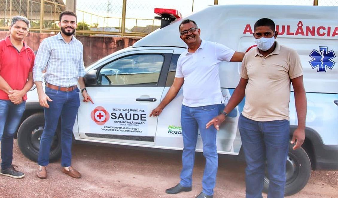 Léo Barbosa (SD) em entrega de ambulância no município de Nova Rosalândia