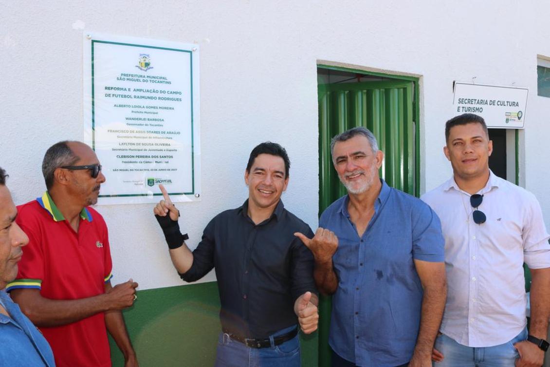 Foram entregues pavimentação e iluminação das ruas, Mercado Municipal, Campo de Futebol e ambulância