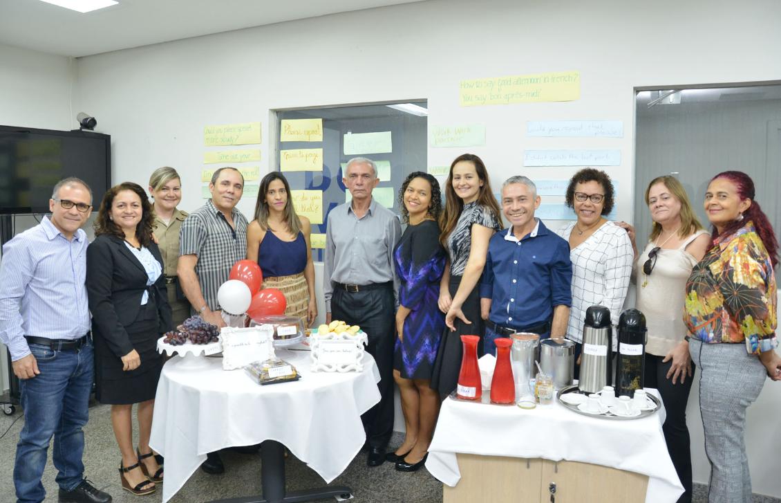 Alunos e equipe da primeira etapa do curso de inglês nível A1 Beginner 